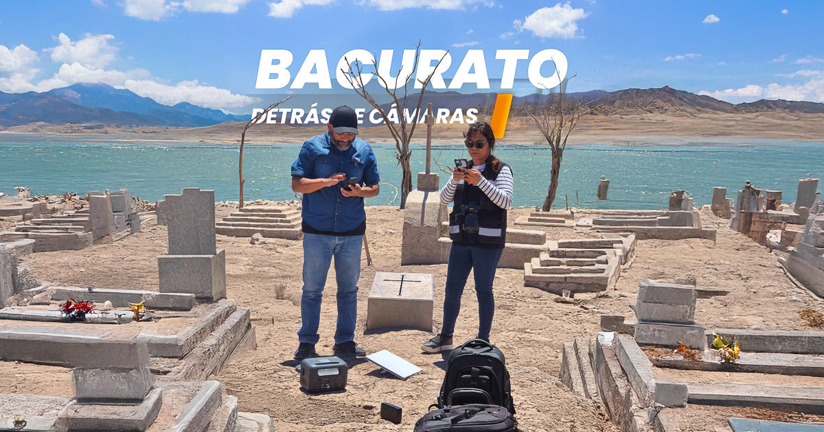 Portada ‘Bacurato, detrás de cámaras’: dos integrantes revisan equipo entre lápidas emergidas por el bajo nivel del embalse; lago y montañas de fondo.