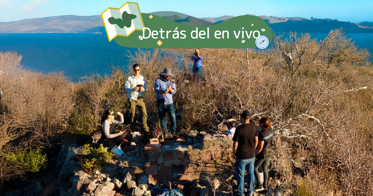 Equipo en la cima de un cerro con vista al mar durante la producción; banner con el texto “Detrás del en vivo” en la parte superior.