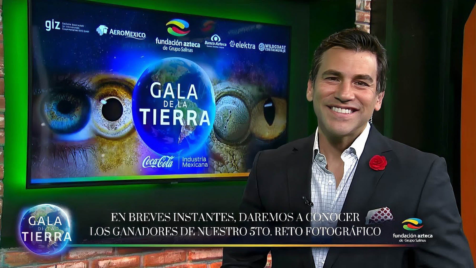 Premiación televisiva a Eden Dusk por su fotografía “Murciélagos”.