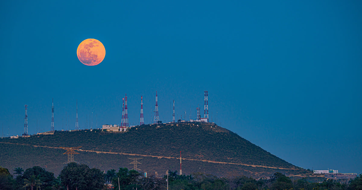 Luna de sangre sobre el Cerro de la Memoria: una noche de eclipse total.