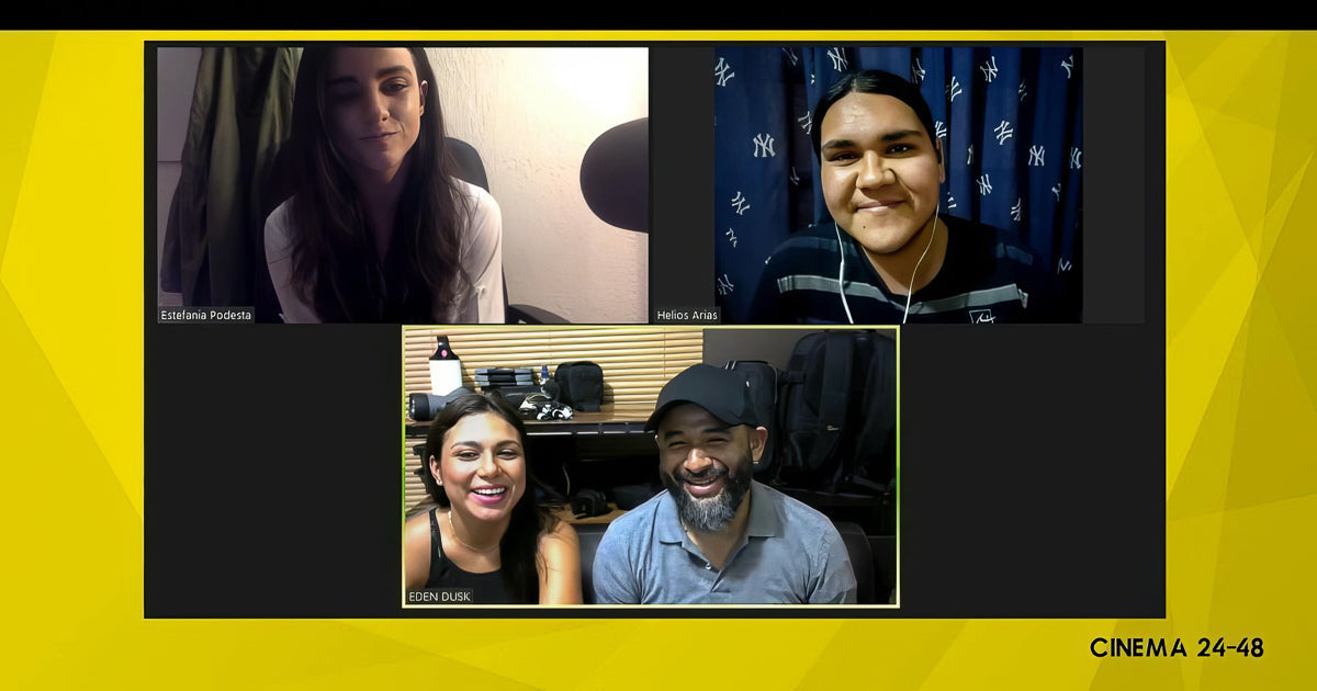 Captura de una videollamada del programa “Cinema 24-48” con tres ventanas: dos participantes individuales arriba y una pareja abajo; marco amarillo, interfaz de videoconferencia y ambiente casual.