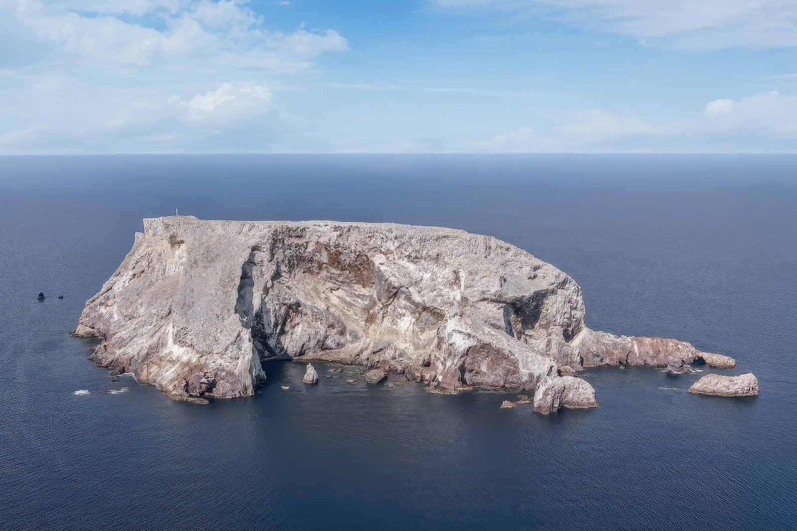 Vista aérea del Farallón de San Ignacio; acantilados rodeados por el océano.