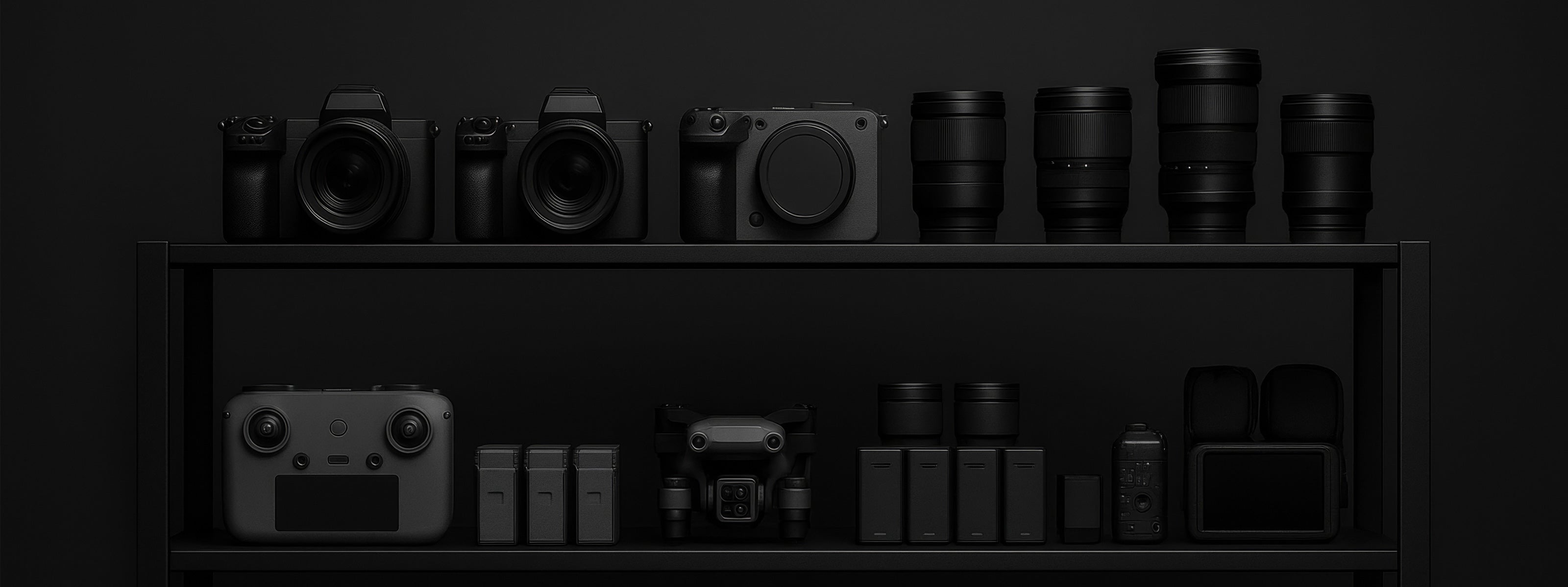 Estante negro con cámaras y lentes alineados; control y dron al centro; baterías y estuches a los lados; fondo negro e iluminación tenue.