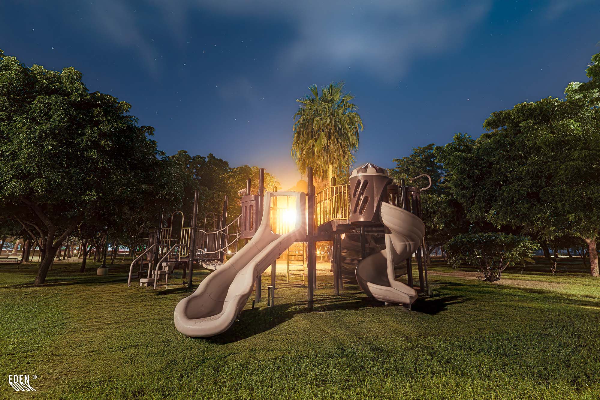 Una estructura de juegos infantiles en el Parque Sinaloa, solitaria y silenciosa bajo las luces de la noche, evocando recuerdos de la infancia.