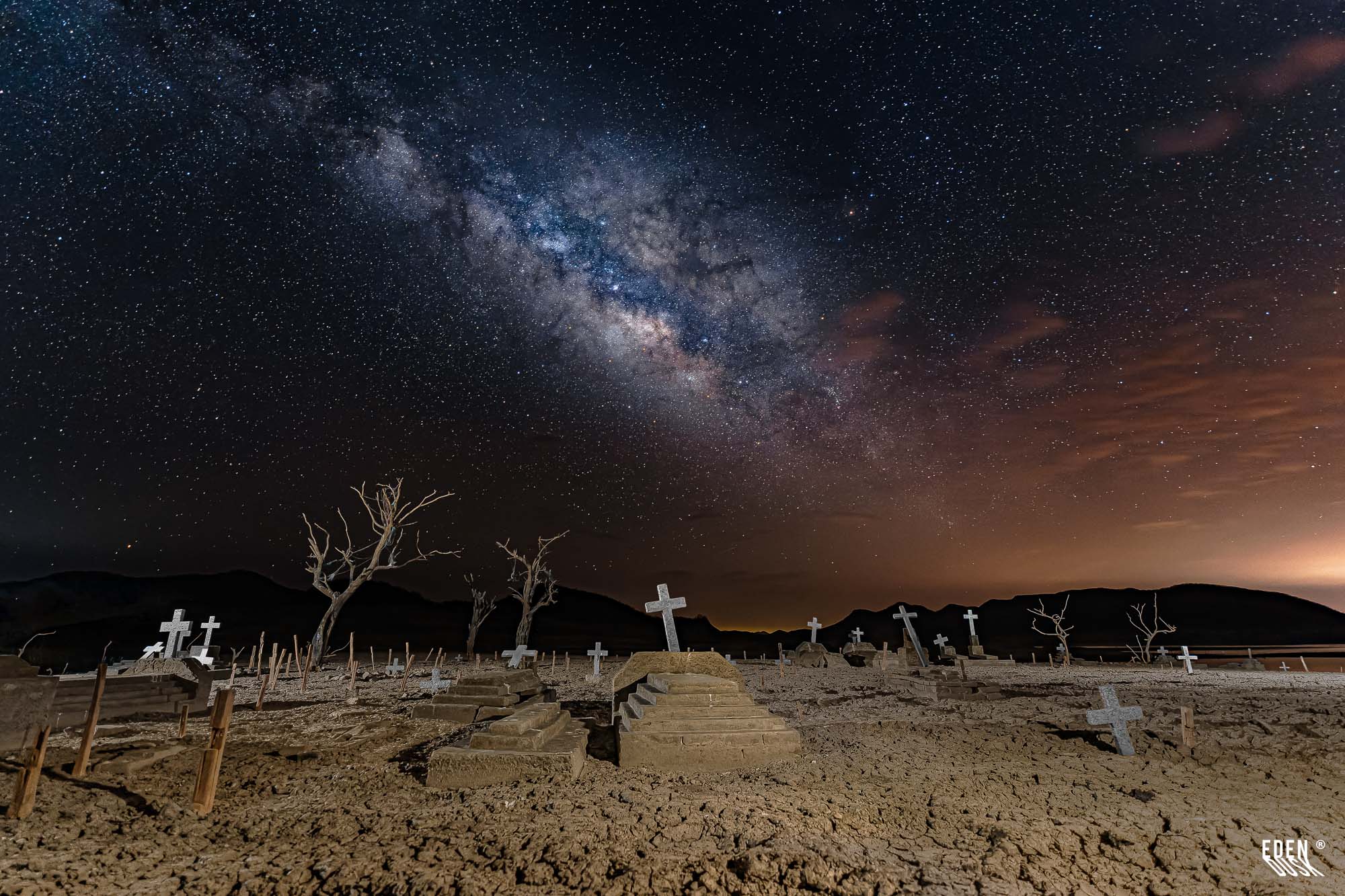 Las tumbas escalonadas del Panteón de Terahuito crean una línea guía hacia el majestuoso arco de la Vía Láctea en la noche.