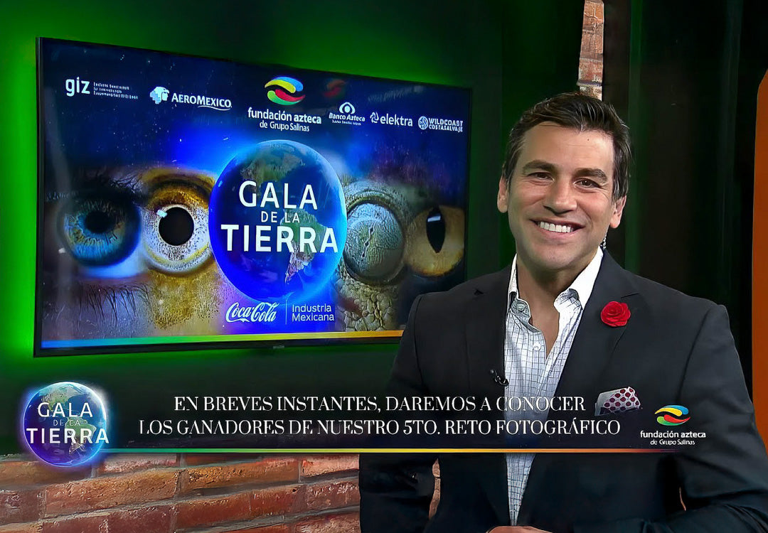Presentador de pie en estudio con pantalla que muestra “Gala de la Tierra”; se distinguen logotipos de aliados y cintillo con anuncio de ganadores del 5.º reto fotográfico.