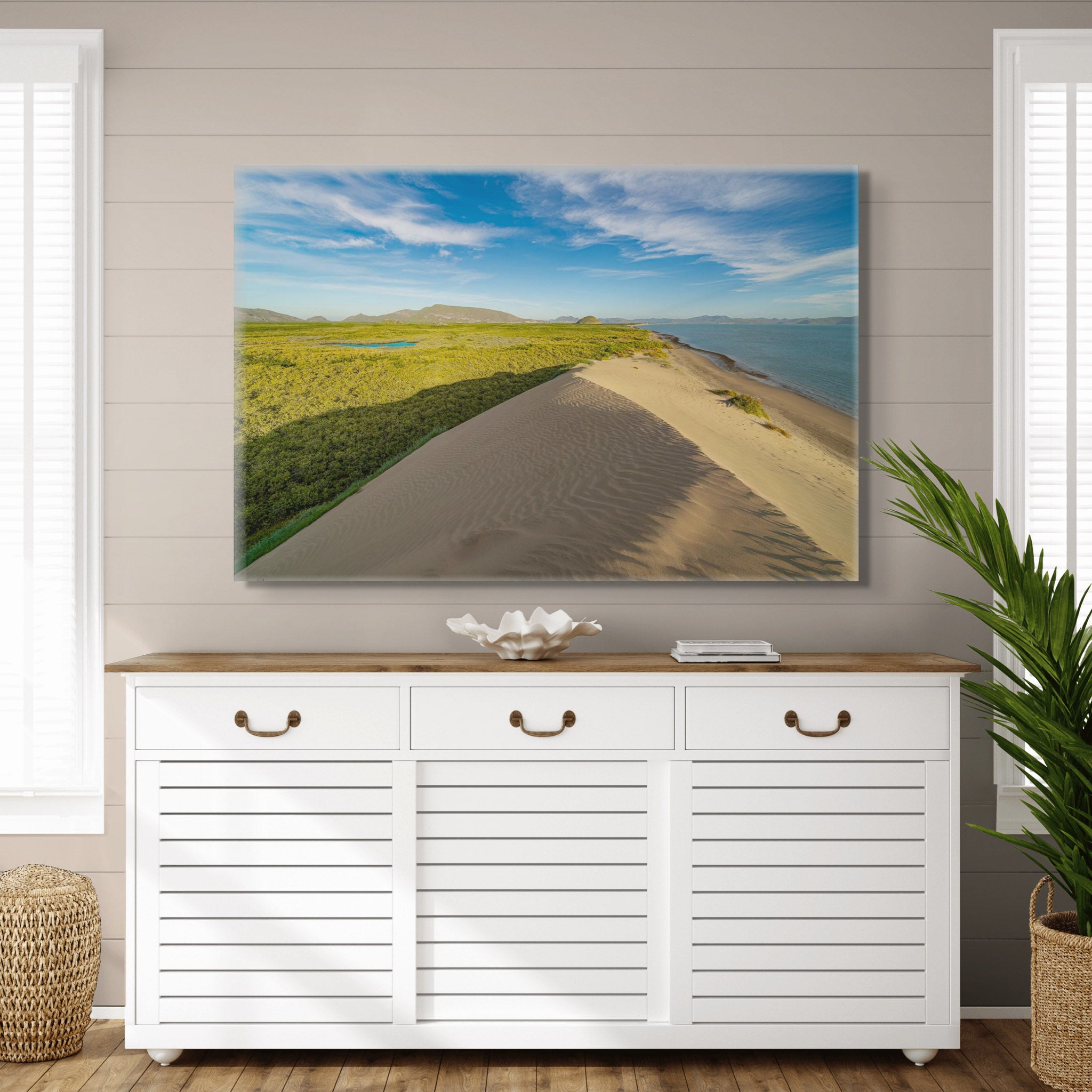 Canvas en interior luminoso; duna alta con textura fina, vegetación costera y mar tranquilo bajo cielo azul con nubes ligeras; ambiente sereno.
