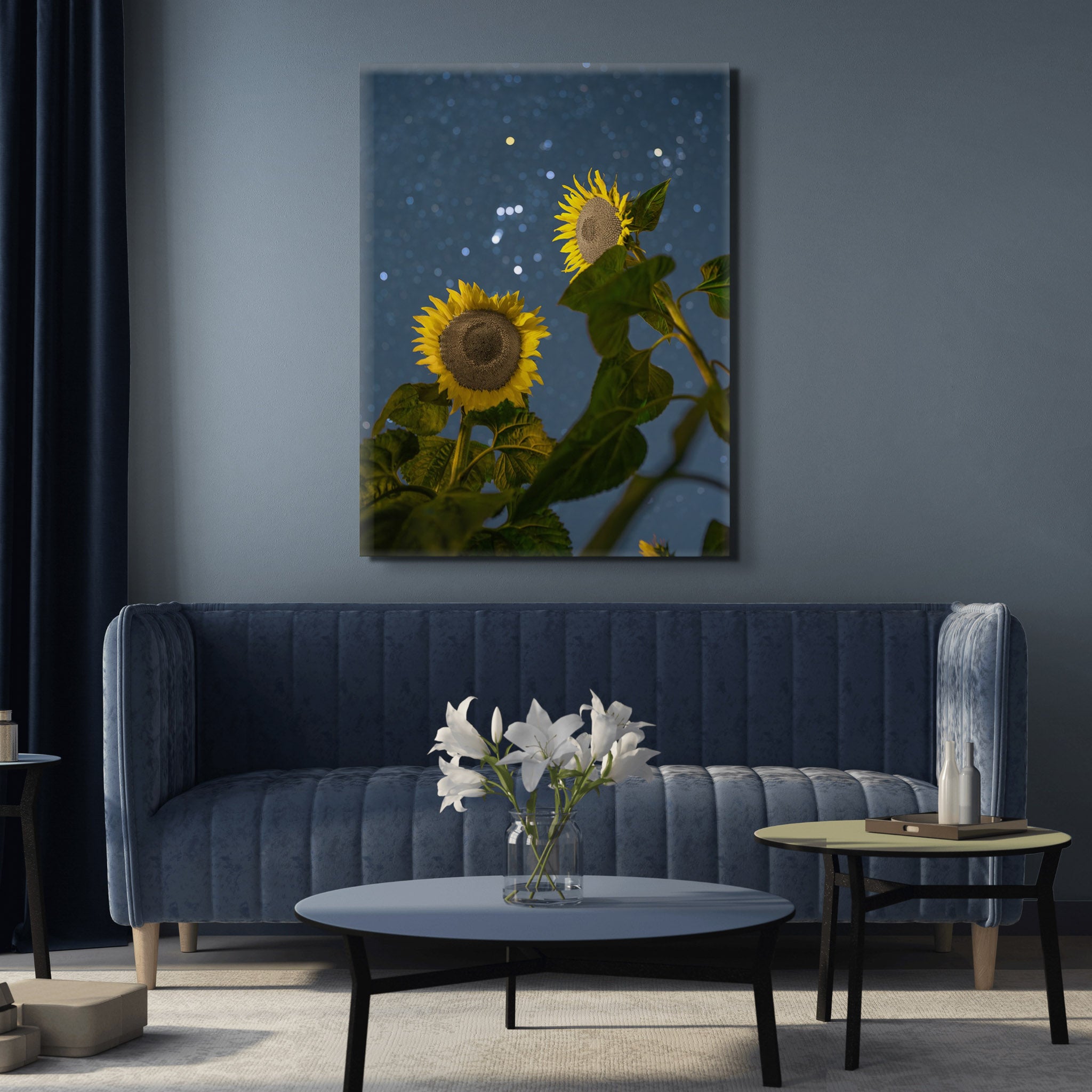 Canvas en interior sobrio; dos girasoles iluminados destacan sobre cielo nocturno estrellado con bokeh suave; sensación tranquila, contemplativa y minimalista.