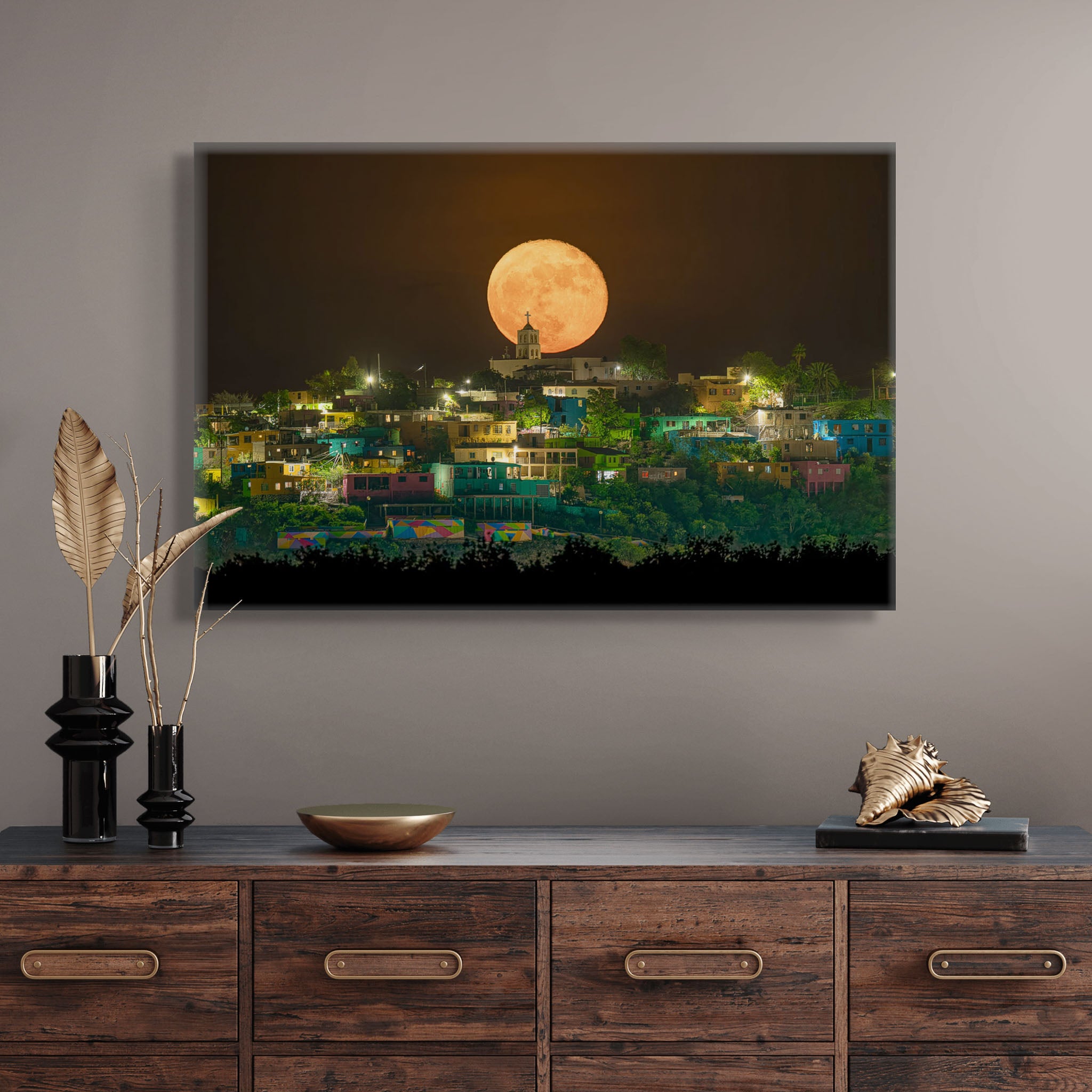 Canvas en interior sobrio; superluna anaranjada destaca sobre silueta de iglesia y casas; atmósfera nocturna serena con luz homogénea.