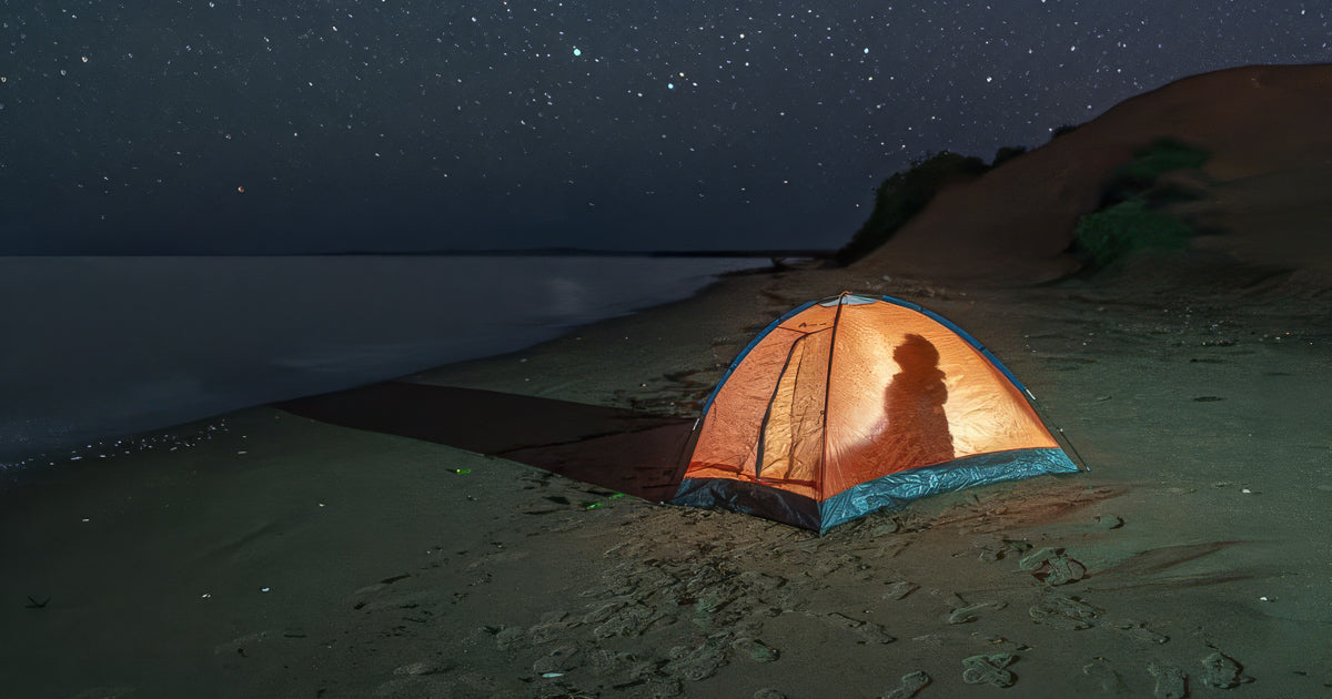 Acampada en El Maviri: la silueta de un niño bajo un cielo estrellado.