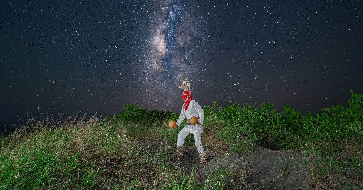 El Venado y las estrellas: un diálogo entre la tierra y el cosmos.