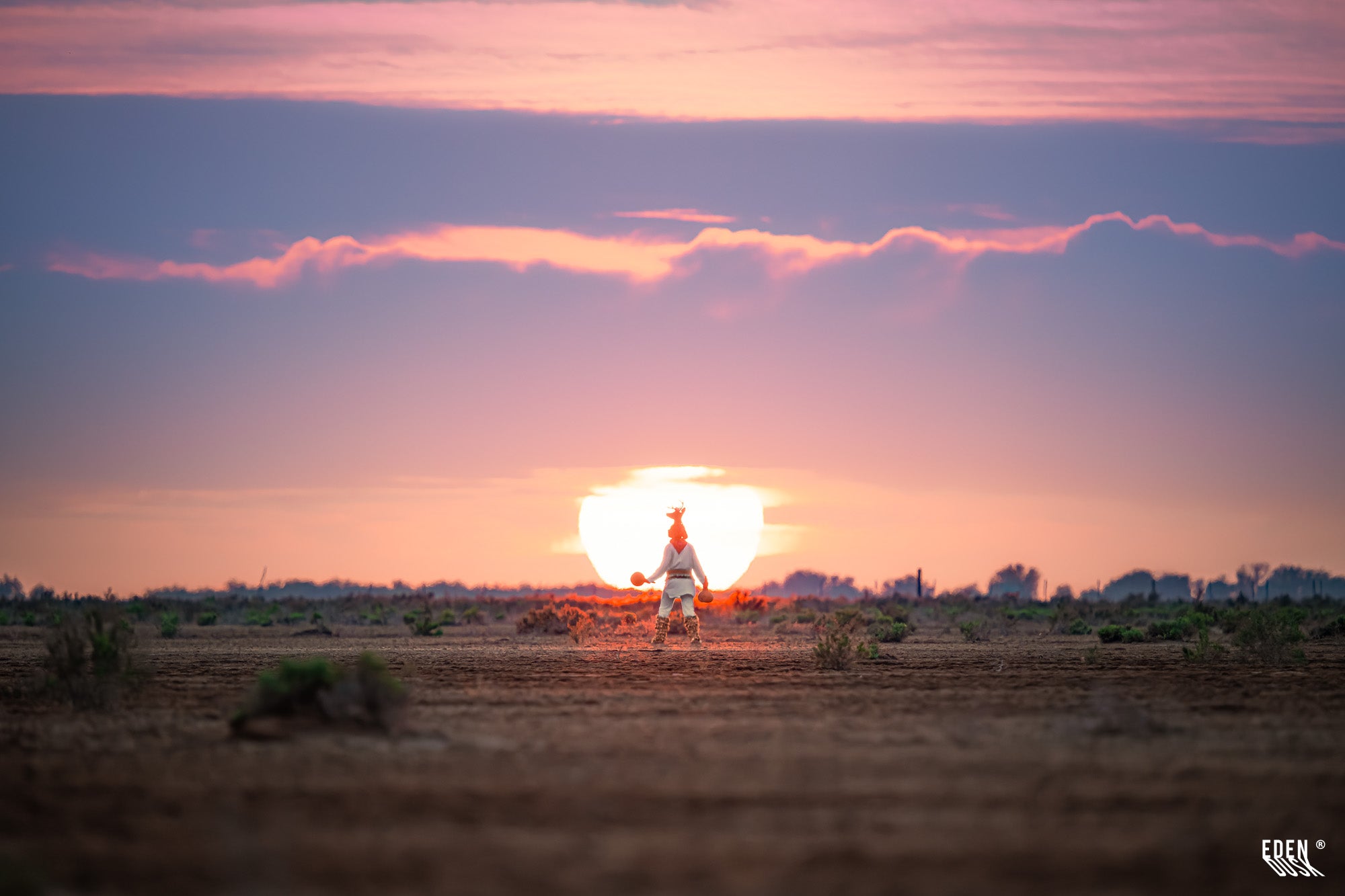 Figura del Venado de cuerpo completo frente al sol al atardecer.
