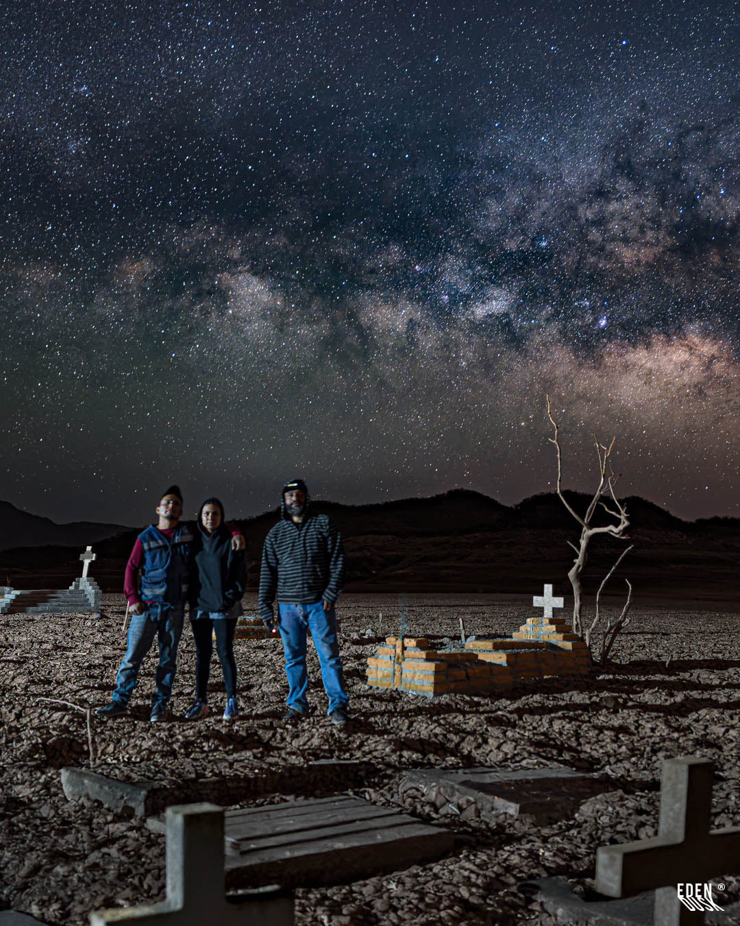 El fotógrafo de Eden Dusk junto a su cámara y tripié, trabajando de noche para capturar la Vía Láctea sobre el Panteón de Terahuito.