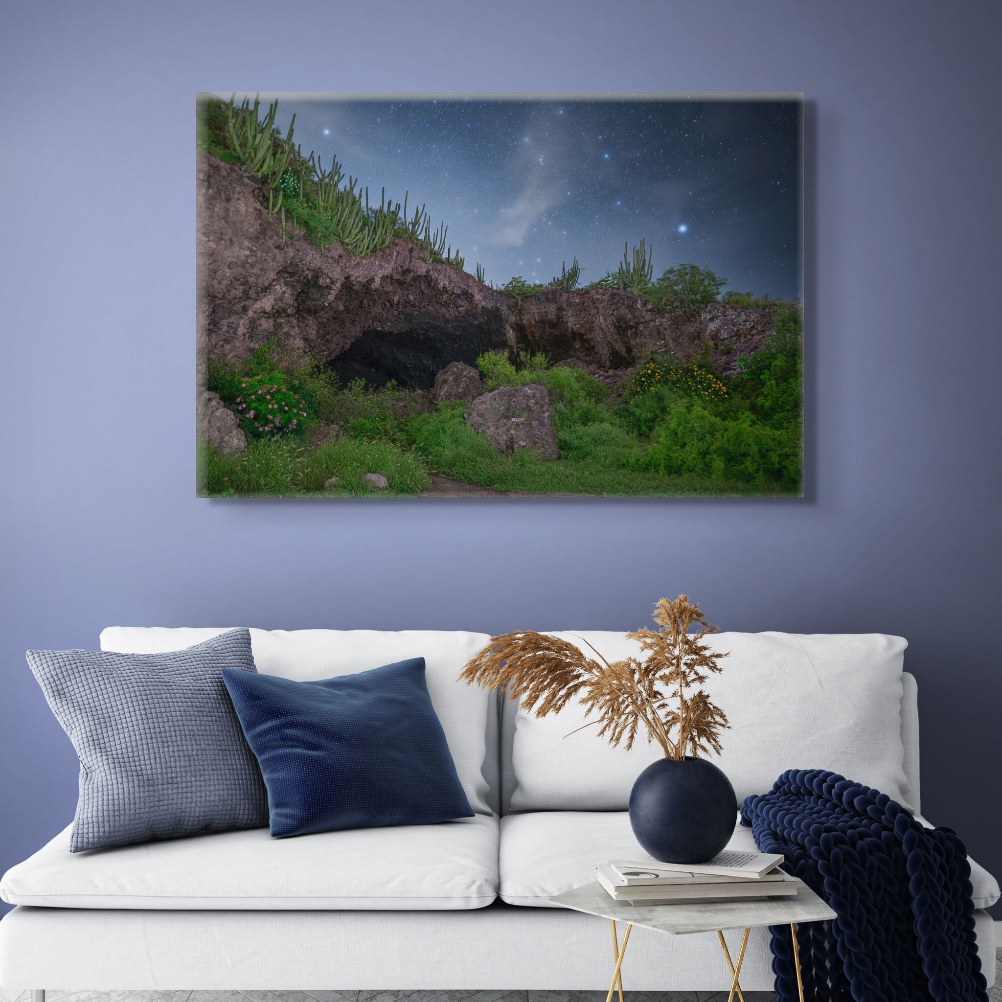 Canvas en interior neutro; cueva en ladera con cactus y cielo estrellado; verde húmedo y rocas oscuras, atmósfera tranquila y nocturna.
