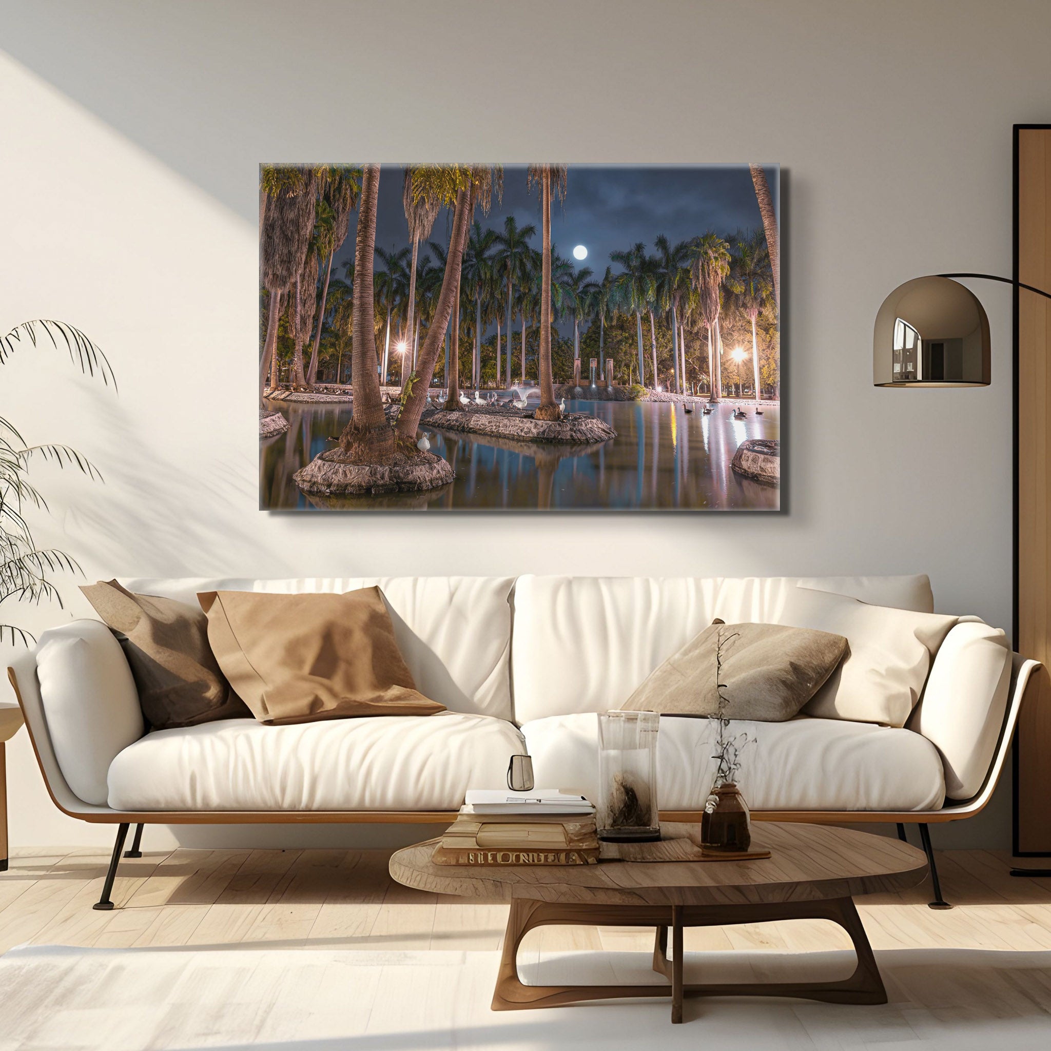 Canvas en sala luminosa; palmeras altas rodean un estanque tranquilo bajo luna llena; luces suaves y reflejos ordenados, composición serena en tonos nocturnos.