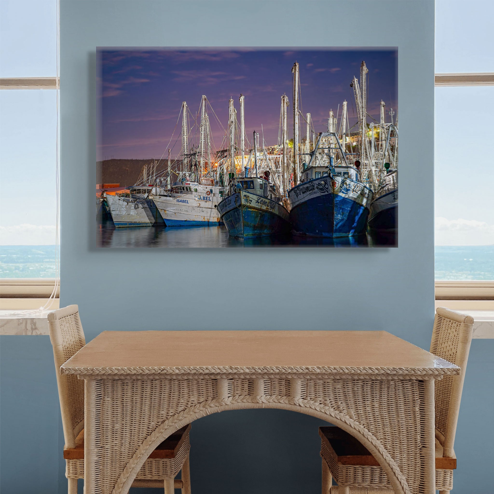 Muelle con embarcaciones alineadas, mástiles y redes recortados sobre cielo púrpura; reflejos suaves en el agua aportan calma en una sala de estética neutra.